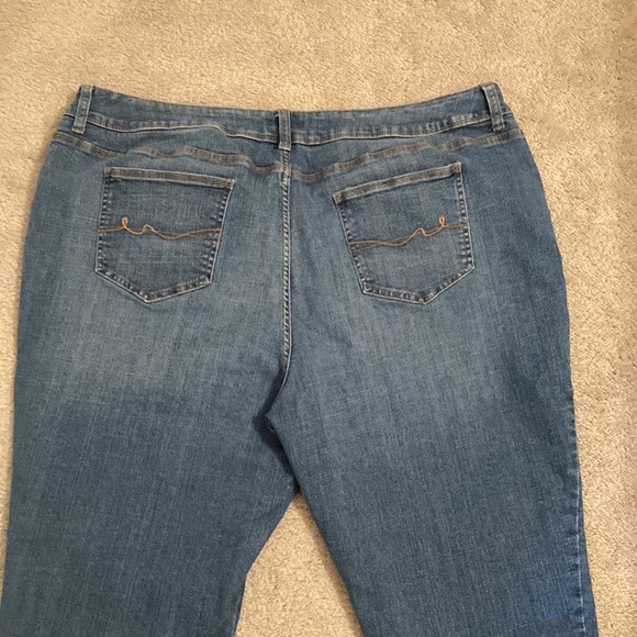 St. John’s Bay Jean Capris - Picture 3 of 3